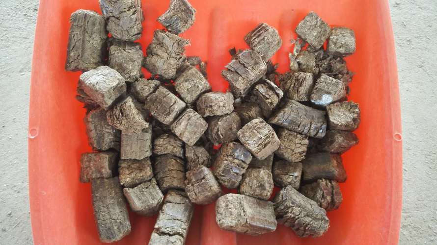 花生壳压块燃料厂家揭秘生物质压块燃料的性能及怎么被加工成型的